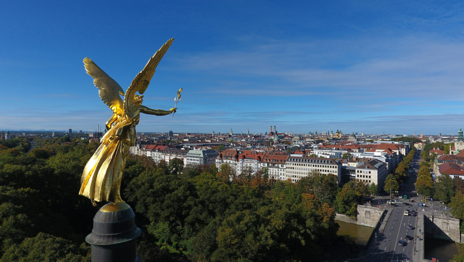 Ansicht des Friedensengel aus der Luft mit Fotodrohne fotografiert- Gerhard Blank Drohnenfotos aus München