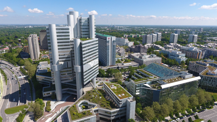 Blick aus einer Fotodrohne am Hypohochhaus über den Osten von München