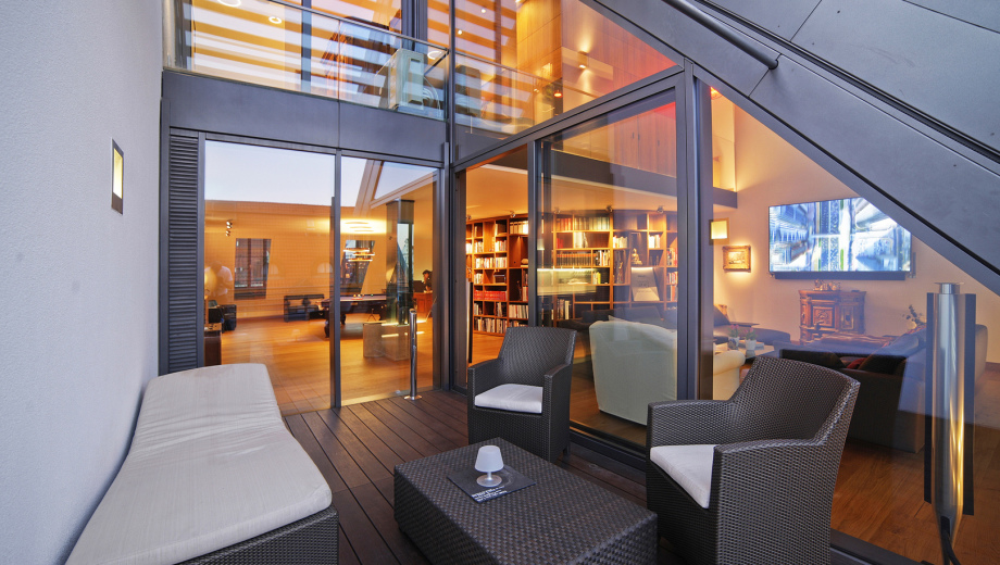 Ansicht einer Dachterrasse zur Dämmerung fotografiert