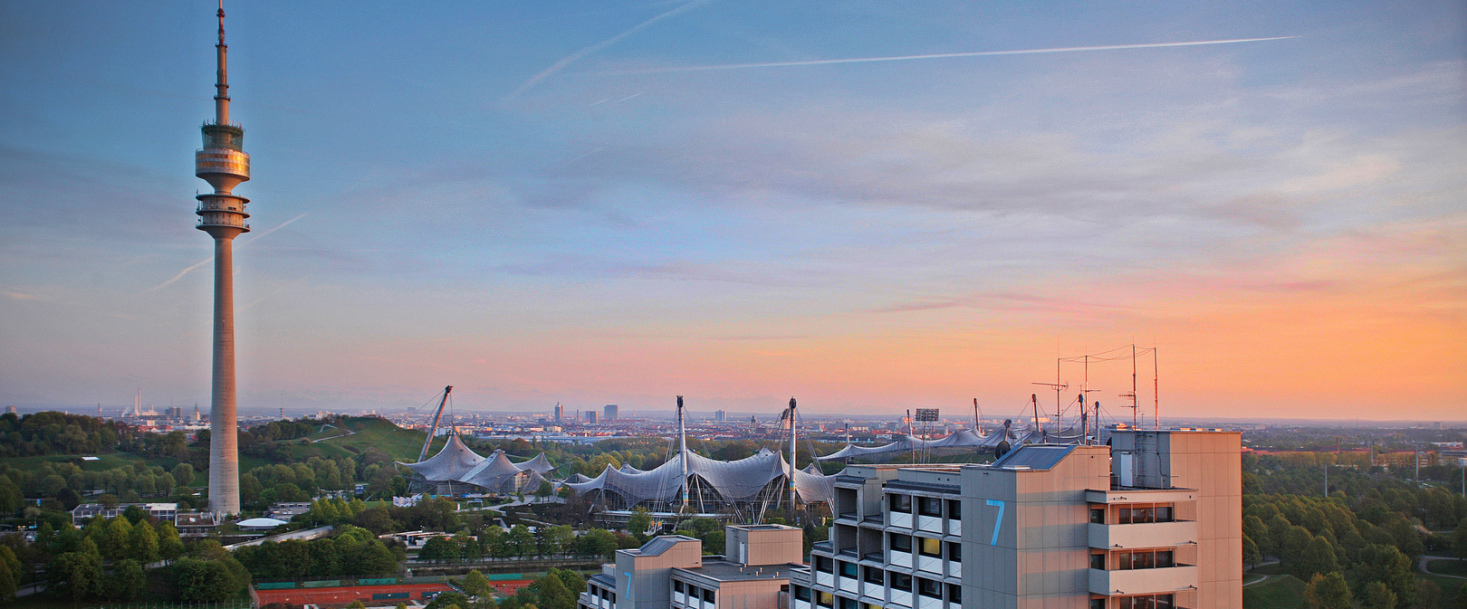 Der Olympiaturm in mit der Drohne fotografiert München - Gerhard Blank Fotograf für Immobilien und Architektur