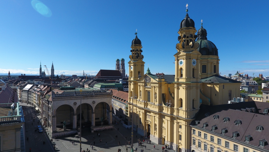Ansicht der Altstadt Münchens aus einer Drohne fotografiert