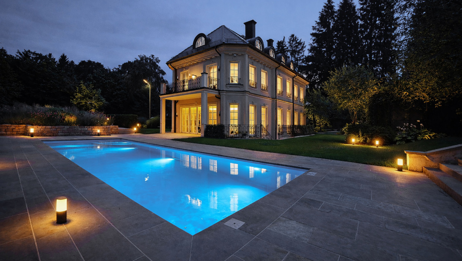 Fotos eines Hauses in der Dämmerung