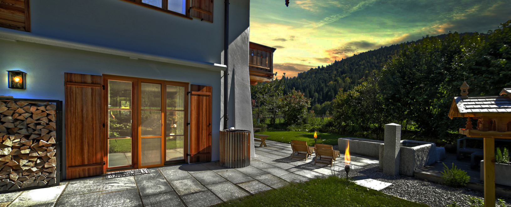 Foto eines Hauses in der Dämmerung