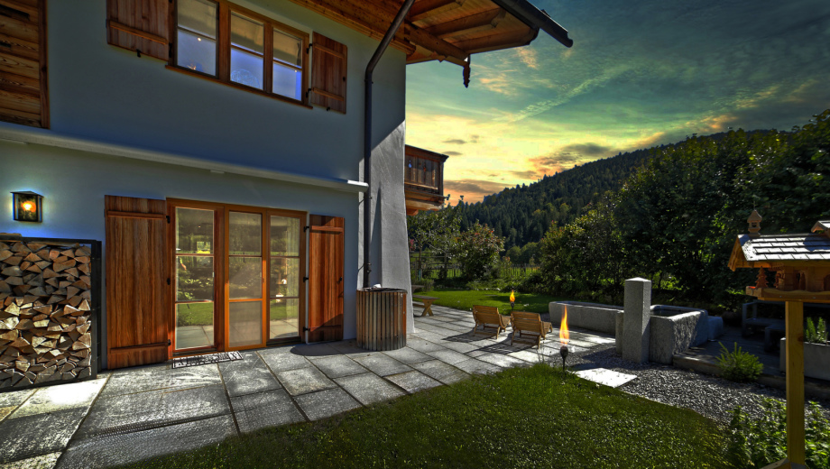 Foto eines Hauses in der Dämmerung