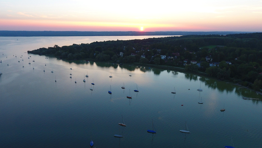 Blick über den Ammersee aus einer Drohne