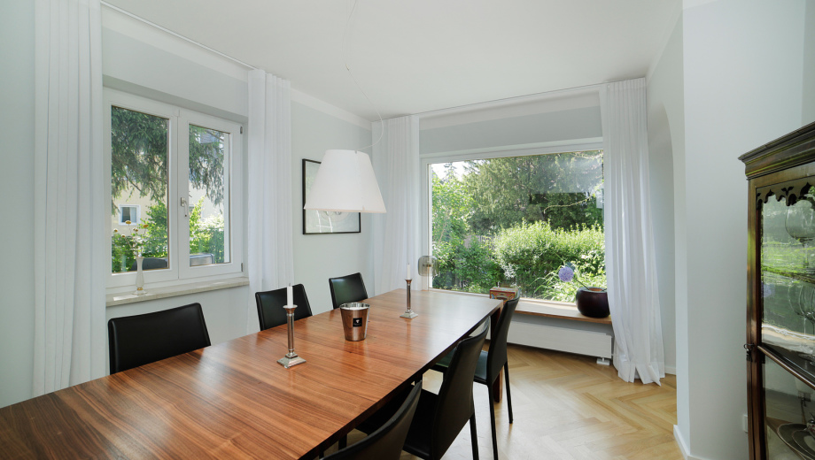 Foto des Wohnzimmers einer Villa am See